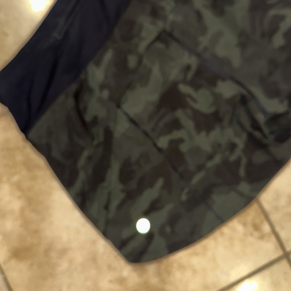 NWOT 6 tall Lululmeon speed short camo - Picture 2 of 4